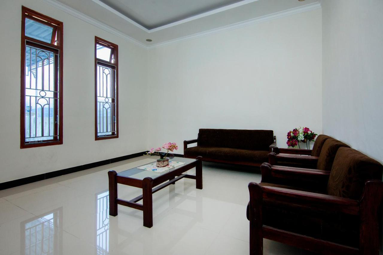 SPOT ON 2220 PINK'S Guest House Tarutung Extérieur photo