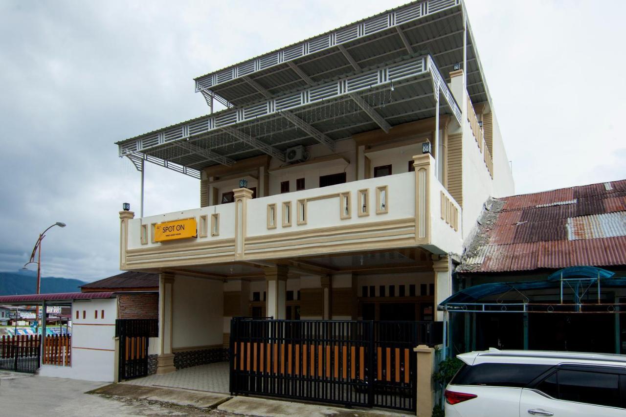 SPOT ON 2220 PINK'S Guest House Tarutung Extérieur photo