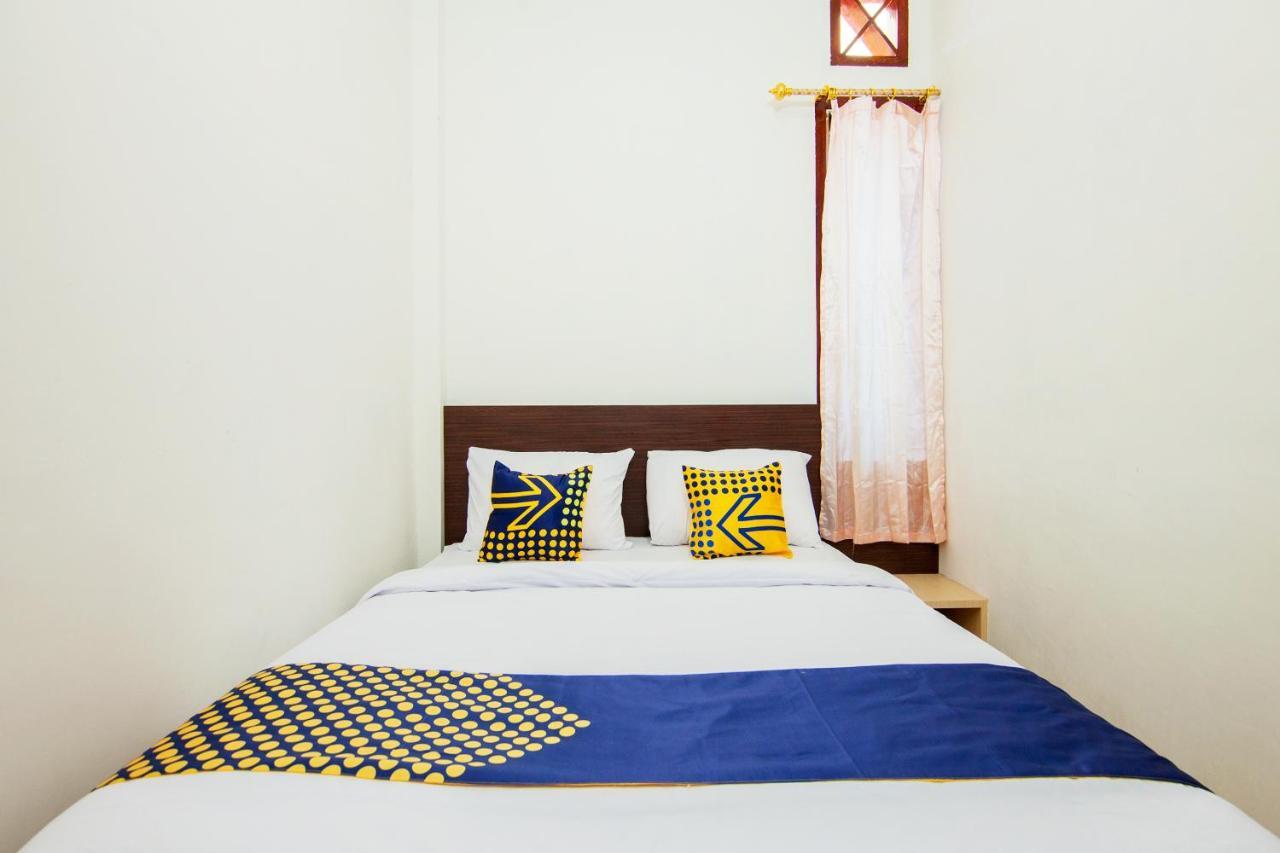 SPOT ON 2220 PINK'S Guest House Tarutung Extérieur photo